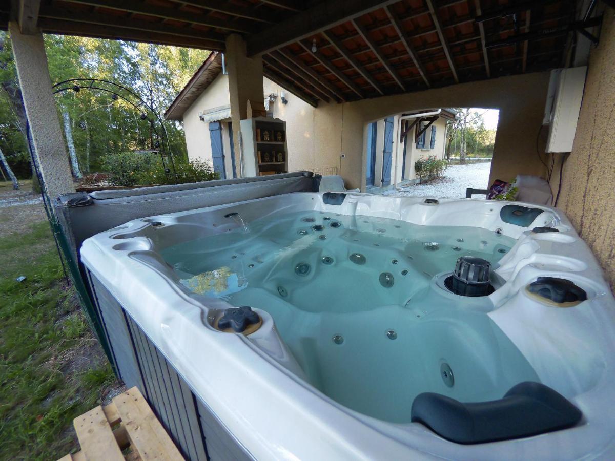 Gite A La Campagne Avec Jacuzzi Avensan Exterior foto